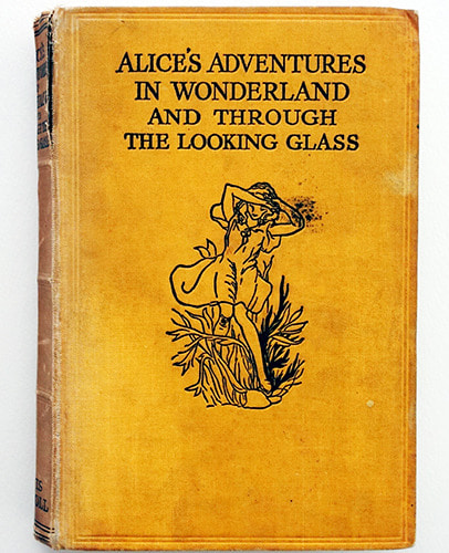 ALICE&#039;S ADVENTURES IN WONDERLAND AND THROUGH THE LOOKING-GLASS-John Morton Sale(1933년 초판본)